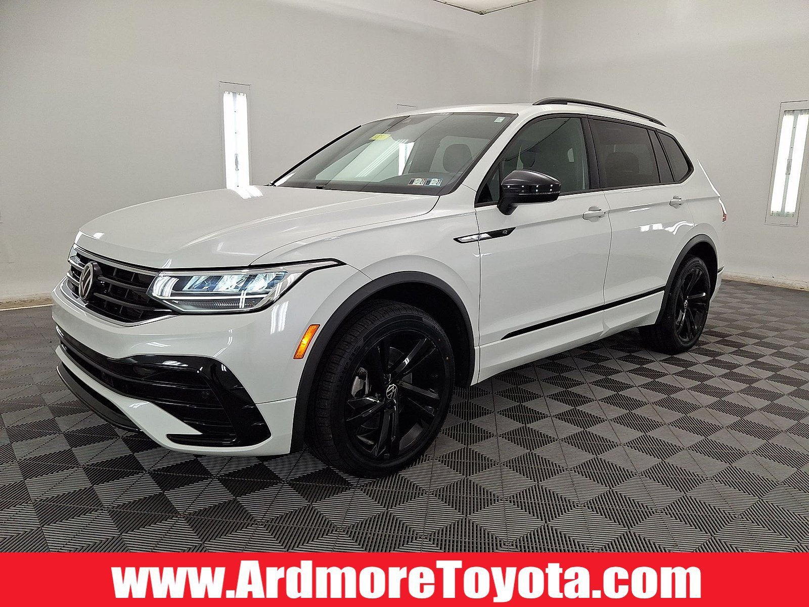 Used 2024 Volkswagen Tiguan SE R-Line AWD/4WD image 1