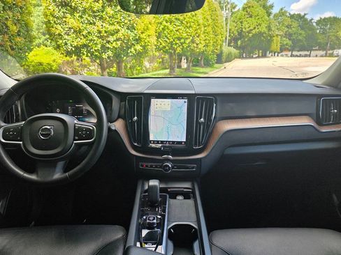 Used 2022 Volvo XC60 B5 Momentum w/ Climate Package AWD/4WD image 15