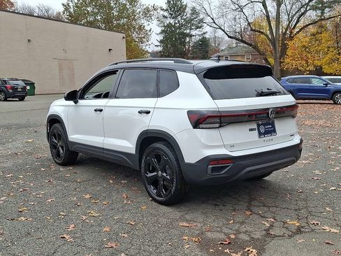 Certified 2025 Volkswagen Taos SE image 7