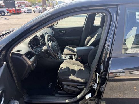 Used 2016 Jeep Cherokee Sport FWD image 8
