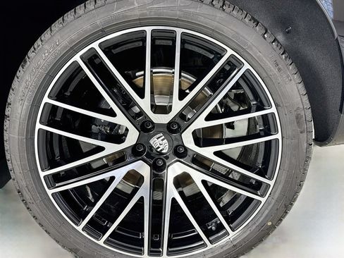 Certified 2026 Porsche Macan AWD/4WD image 32