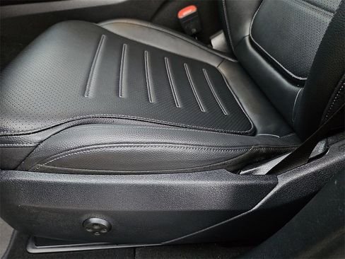 Used 2024 Mercedes-Benz GLC 300 4MATIC image 24