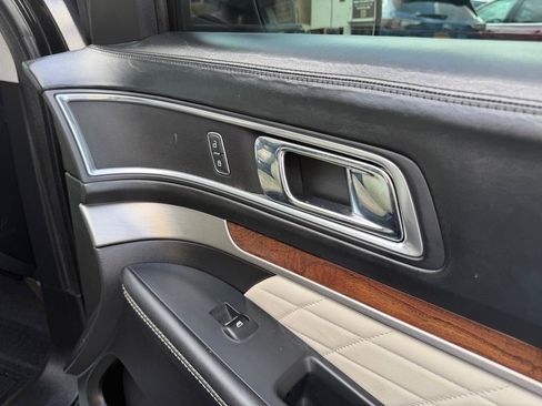 Used 2016 Ford Explorer Platinum AWD/4WD image 32