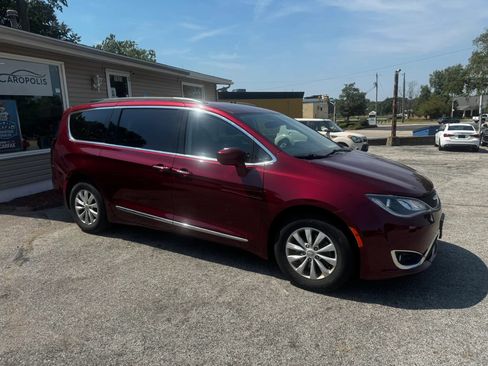 Used 2017 Chrysler Pacifica Touring-L FWD image 3