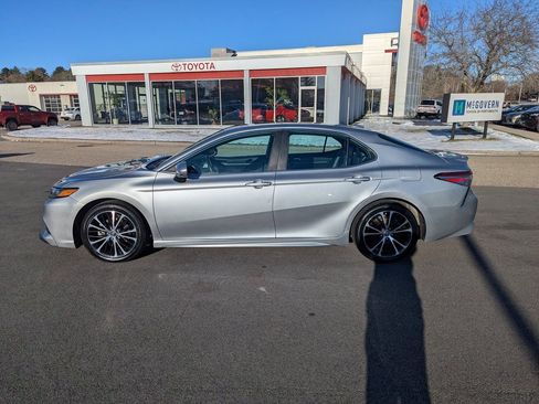 Used 2019 Toyota Camry SE image 2