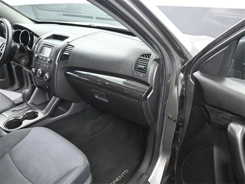 Used 2013 Kia Sorento LX w/ Convenience Pkg image 17