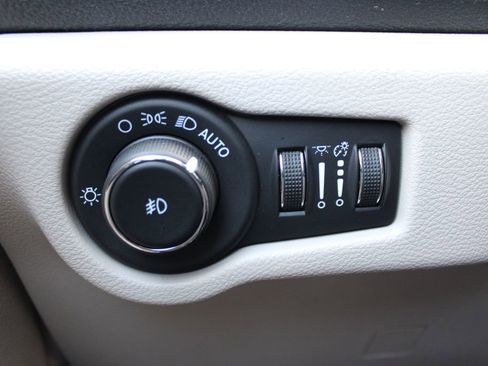 Used 2024 Chrysler Pacifica Limited FWD image 22