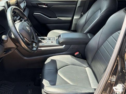 Used 2020 Toyota Highlander XLE FWD image 5