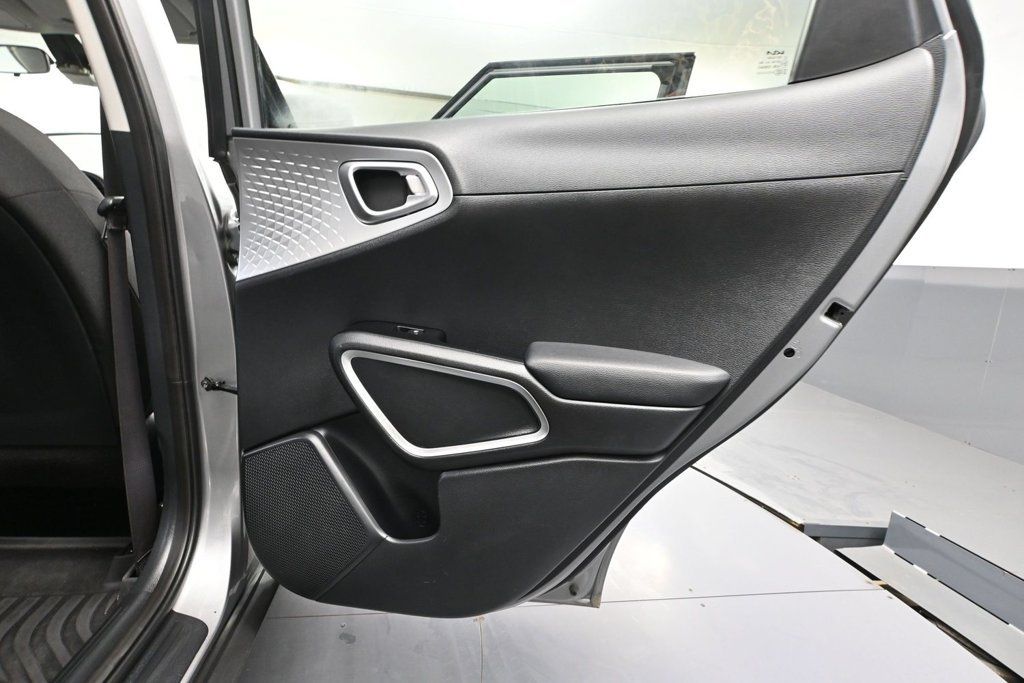 Used 2023 Kia Soul LX w/ LX Technology Package FWD image 32