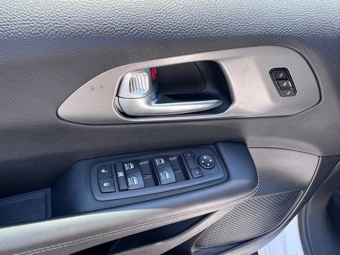 Used 2025 Chrysler Pacifica Select FWD image 23