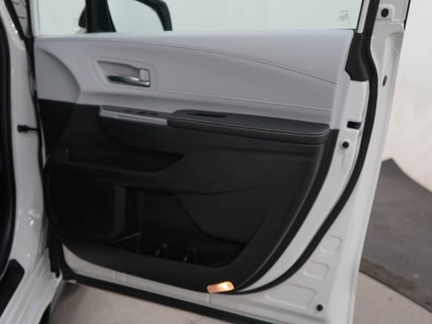 Used 2025 Toyota Sienna XSE AWD/4WD image 9