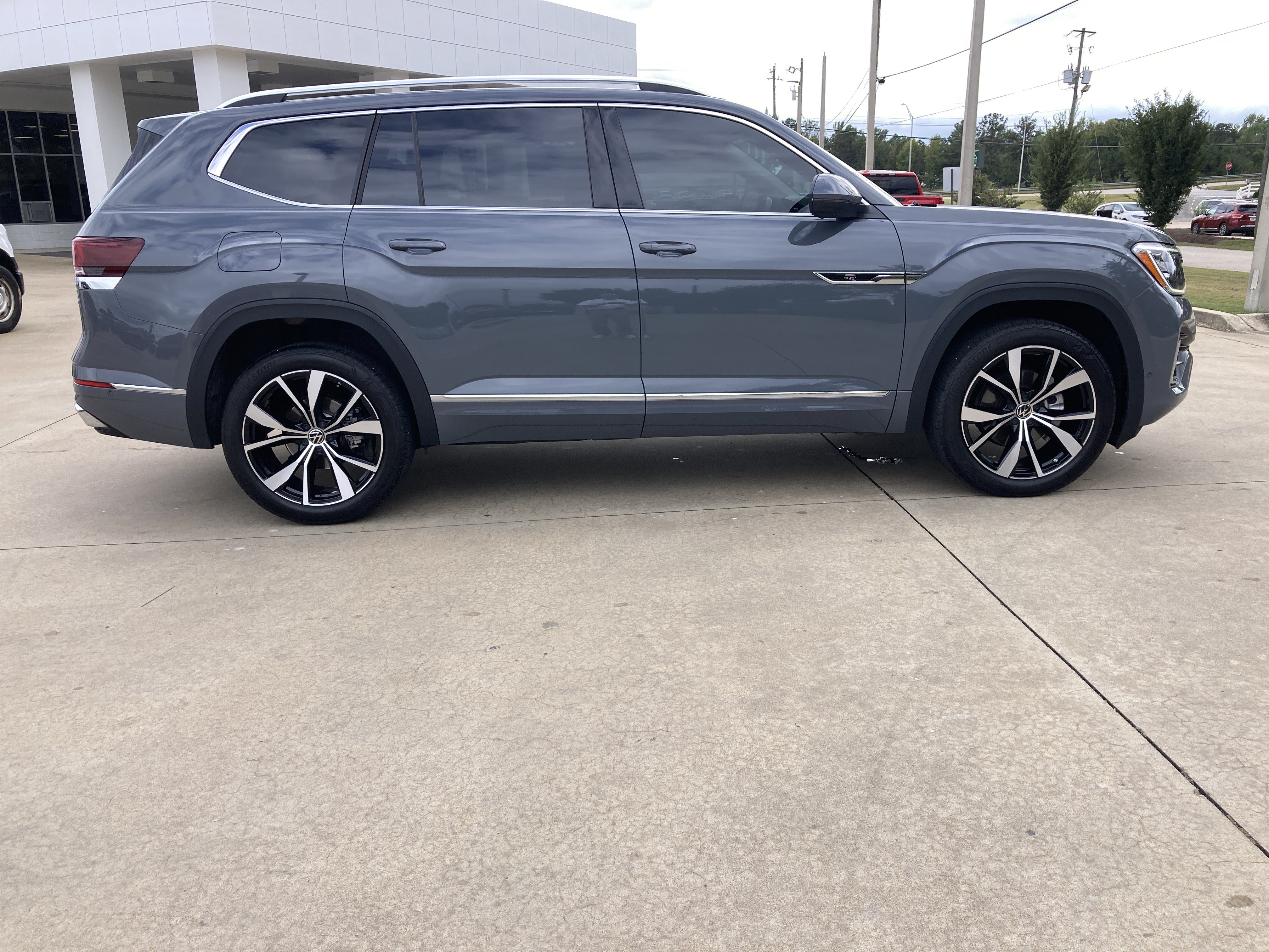 Used 2025 Volkswagen Atlas SEL Premium R-Line AWD/4WD image 4