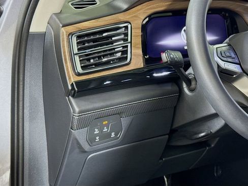 Used 2025 Volkswagen Atlas SE image 8