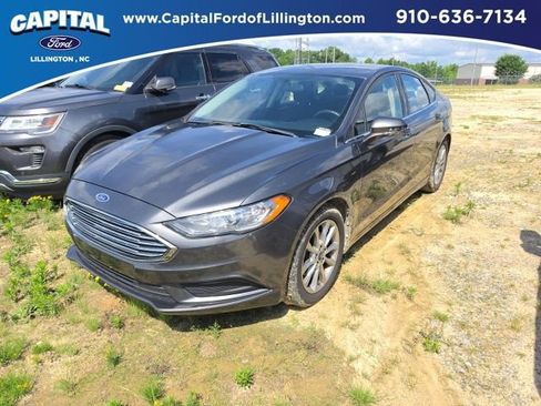 Used 2017 Ford Fusion SE w/ Fusion SE Technology Package FWD image 1
