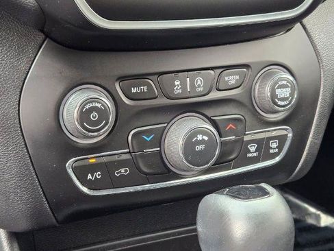 Used 2020 Jeep Cherokee Latitude Plus AWD/4WD image 26