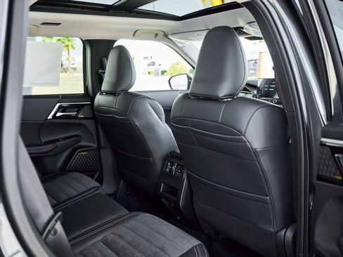 New 2026 Mitsubishi Outlander SE image 25