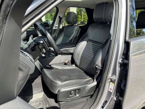 Used 2023 Land Rover Discovery S image 12