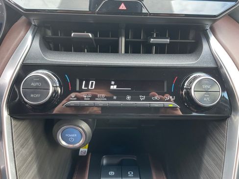 Used 2022 Toyota Venza XLE AWD/4WD image 17