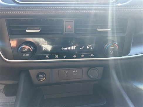 Used 2024 Nissan Rogue SV image 27