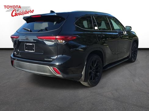 Used 2021 Toyota Highlander XLE AWD/4WD image 5