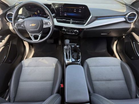 Used 2025 Chevrolet Trax LT w/ LT Convenience Package image 7