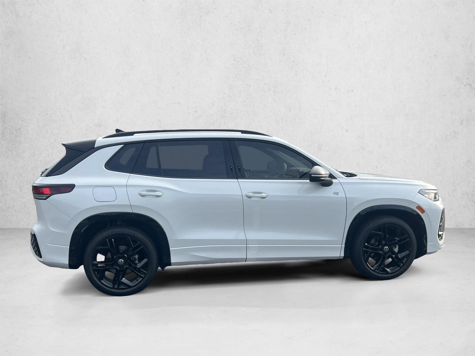New 2026 Volkswagen Tiguan SE R-Line FWD image 4