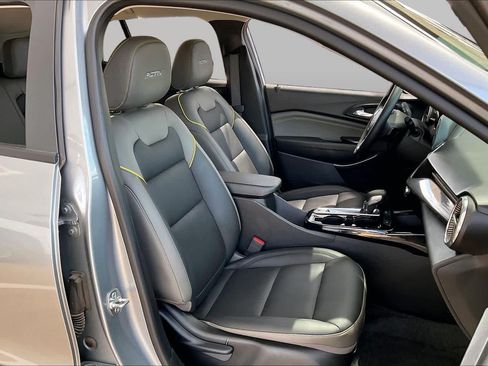Used 2025 Chevrolet Trax ACTIV FWD image 10