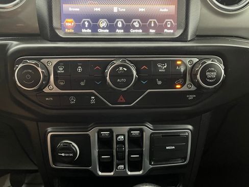 Used 2018 Jeep Wrangler Unlimited Sahara image 26