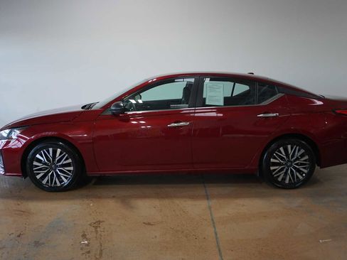 Used 2024 Nissan Altima 2.5 SV image 2