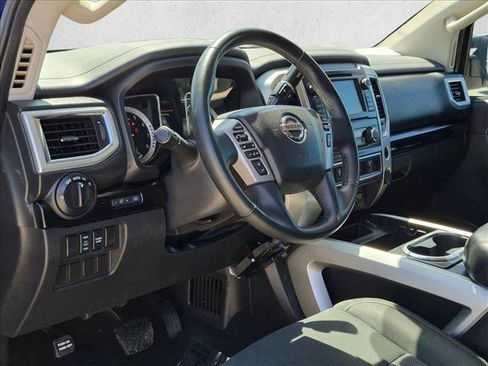 Used 2019 Nissan Titan SV w/ SV Convenience Package RWD image 9