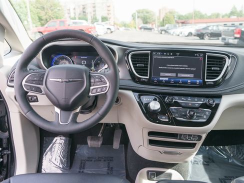 Used 2024 Chrysler Pacifica Touring-L AWD/4WD image 12