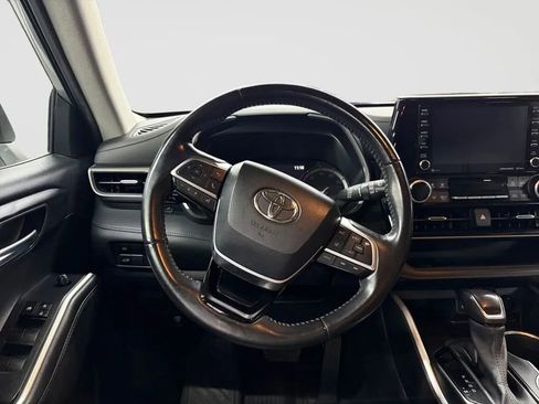 Used 2021 Toyota Highlander XLE AWD/4WD image 11