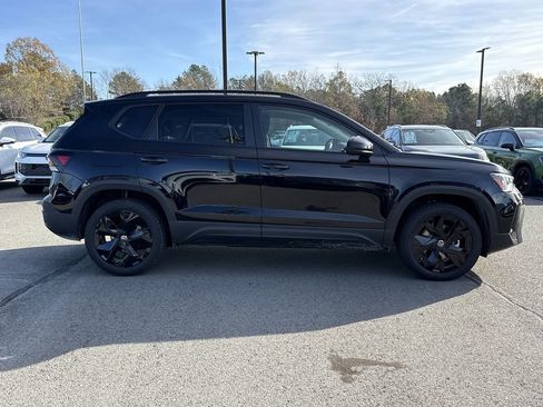 New 2026 Volkswagen Taos SE image 6