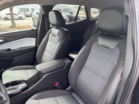 Used 2025 Chevrolet Trax LT FWD image 23