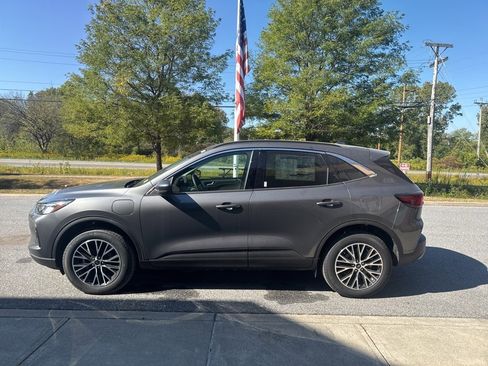 New 2024 Ford Escape SE image 4