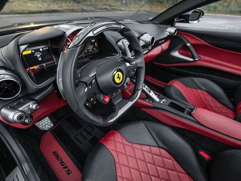 Used 2021 Ferrari 812 GTS image 15