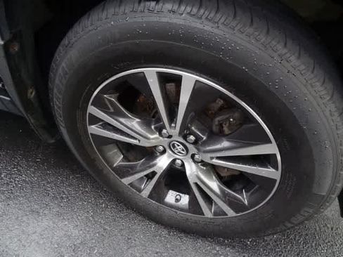 Used 2019 Toyota Highlander LE AWD/4WD image 13