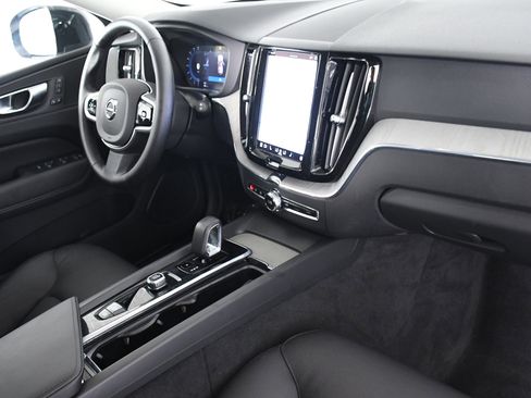 Used 2025 Volvo XC60 B5 Plus image 28