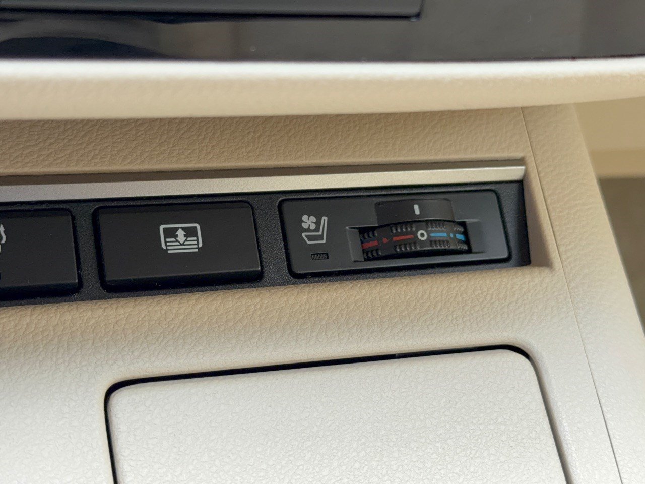 Used 2013 Lexus ES 300h w/ Luxury Pkg FWD image 33