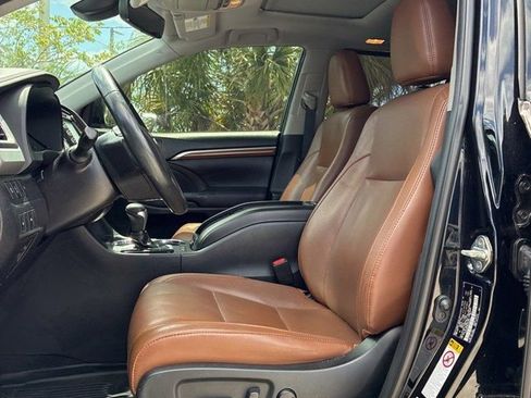Used 2019 Toyota Highlander Limited FWD image 14