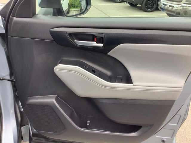 Used 2021 Toyota Highlander XLE AWD/4WD image 18