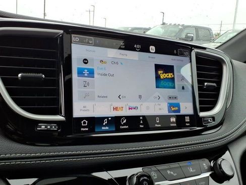 New 2027 Chrysler Pacifica Select FWD image 8