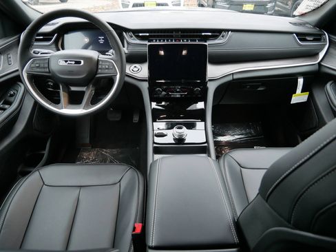 New 2025 Jeep Grand Cherokee Limited image 12