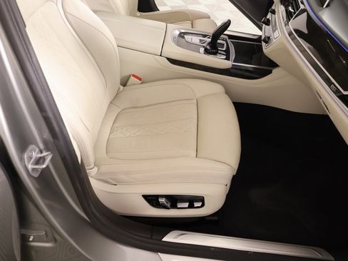 Used 2021 BMW 750i xDrive w/ Executive Package image 15