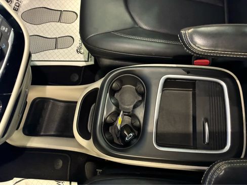 Used 2024 Chrysler Pacifica Touring-L image 22