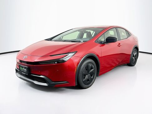 Used 2025 Toyota Prius LE FWD image 3