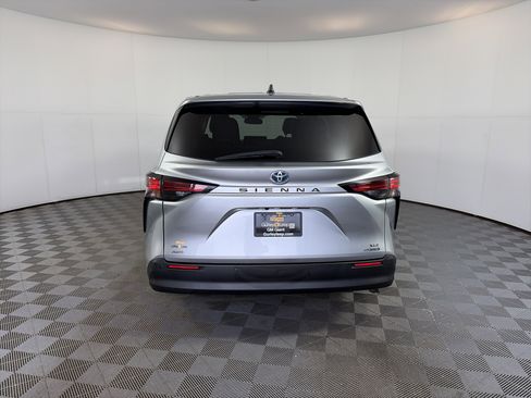 Used 2021 Toyota Sienna XLE image 10