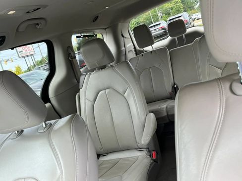 Used 2021 Chrysler Pacifica Touring-L FWD image 11