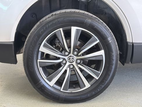 Used 2022 Toyota Venza LE AWD/4WD image 43