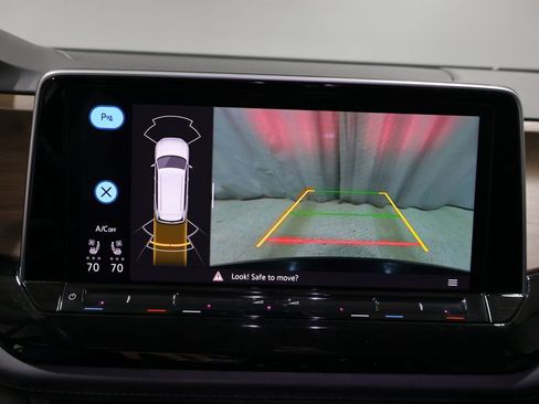 Used 2025 Volkswagen Atlas SE image 28